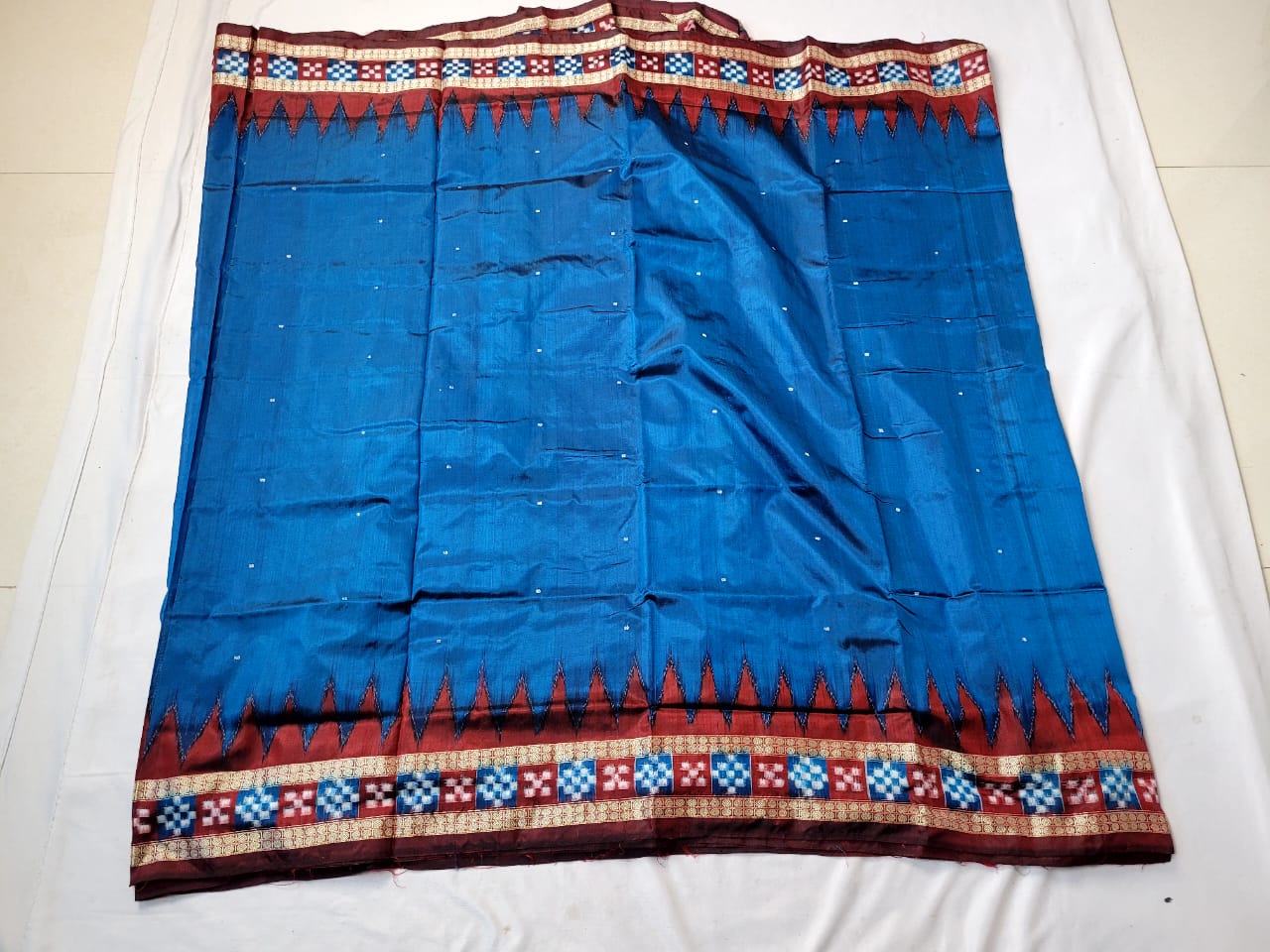 A seree blue and marron silk patta saree with a plain body adorned with floral designs, complemented by a floral pallu. (Copy)