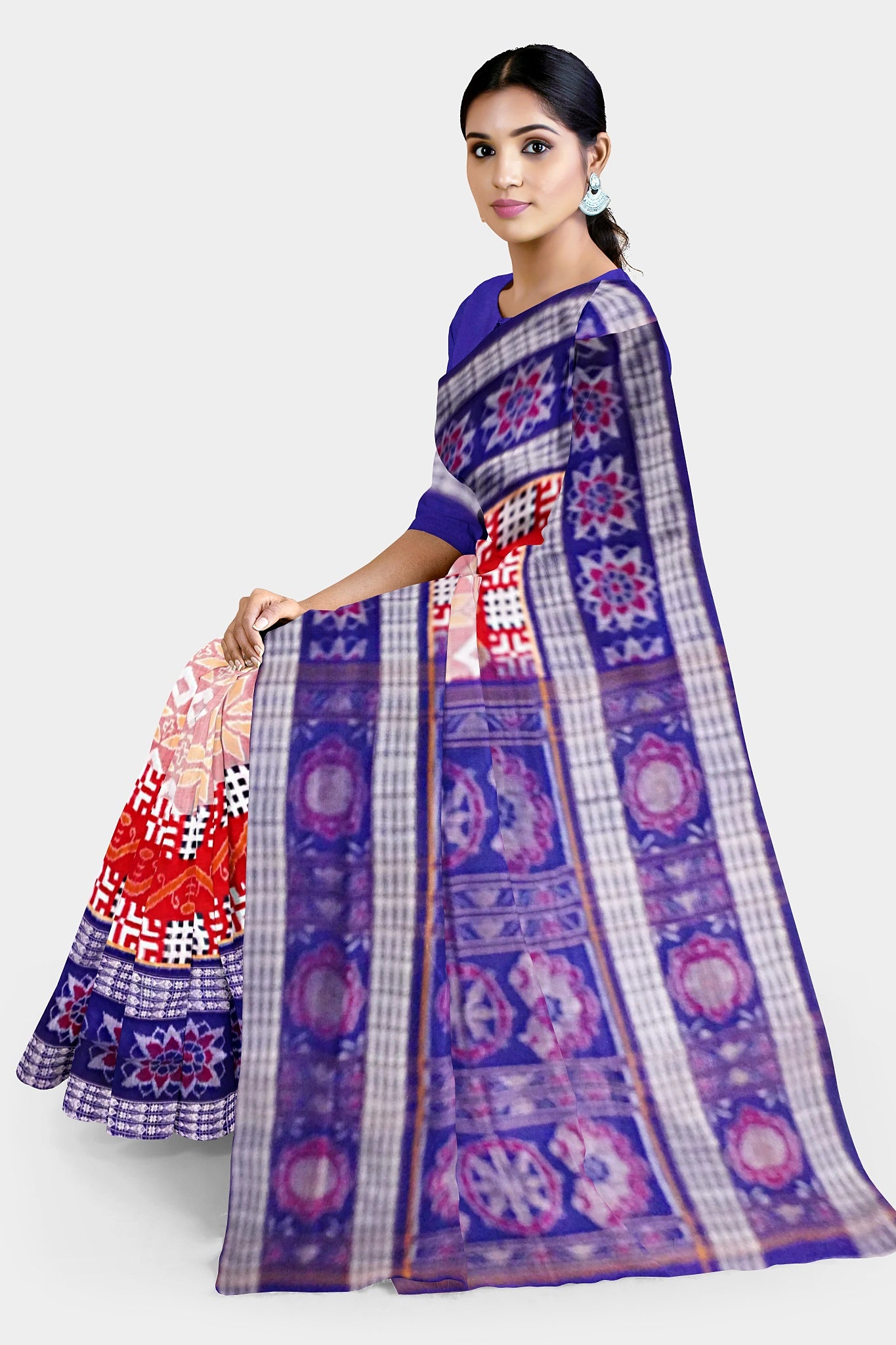 Peach and blue Sambalpuri cotton saree features Pasapali body pattern, floral border, and Konark Chakra with flower design on the pallu.