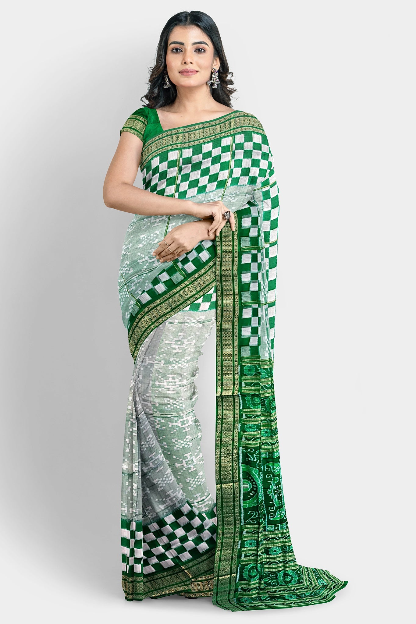 White and deep green pure Pata saree with drone design body, five-inch Pasapali border, and green pallu featuring elegant vine patterns.
