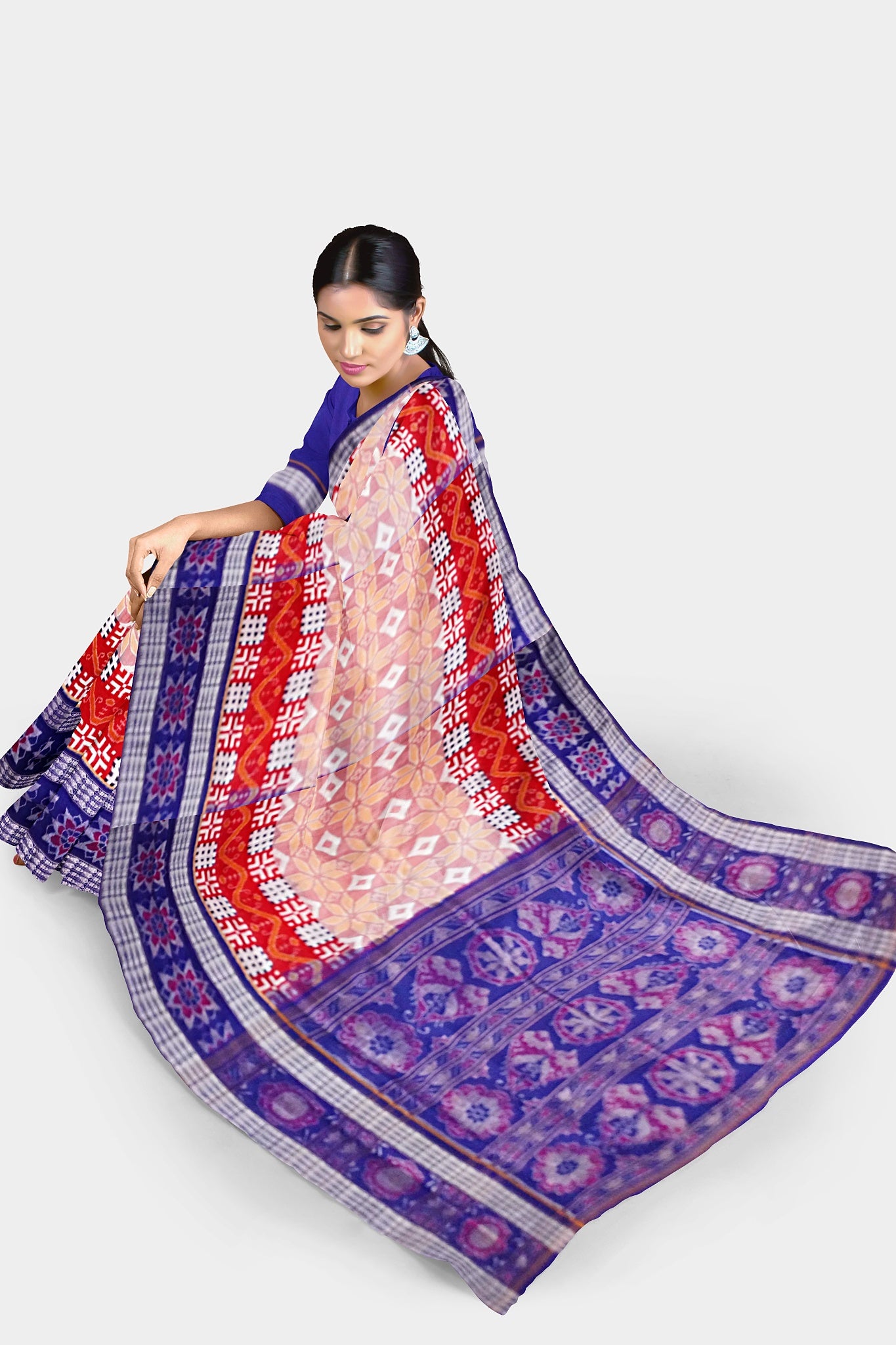 Peach and blue Sambalpuri cotton saree features Pasapali body pattern, floral border, and Konark Chakra with flower design on the pallu.
